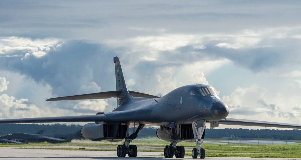 b-1b的机身在外观上与b-1a相似,但显著加强了结构,重量增加到37,195