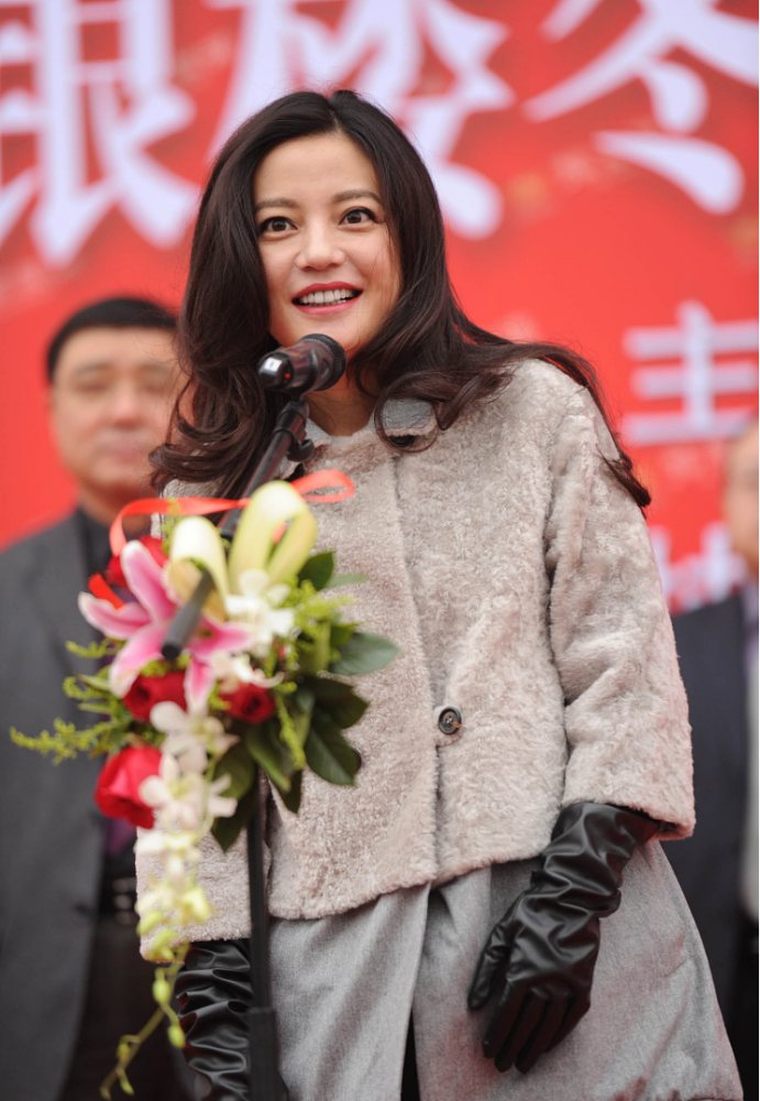 赵薇真有娇贵阔太范,戴黑色皮手套御寒,一点不会让自己受冻_腾讯新闻