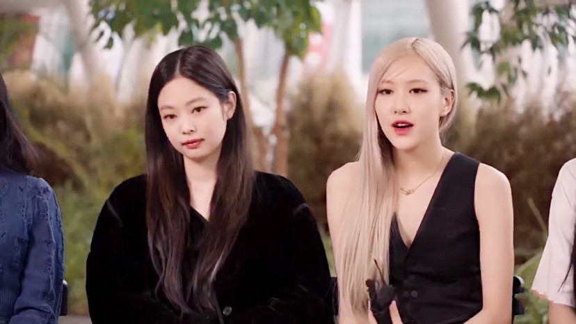 在blackpink团体活动中,特别是线上演唱会宣传时挪用