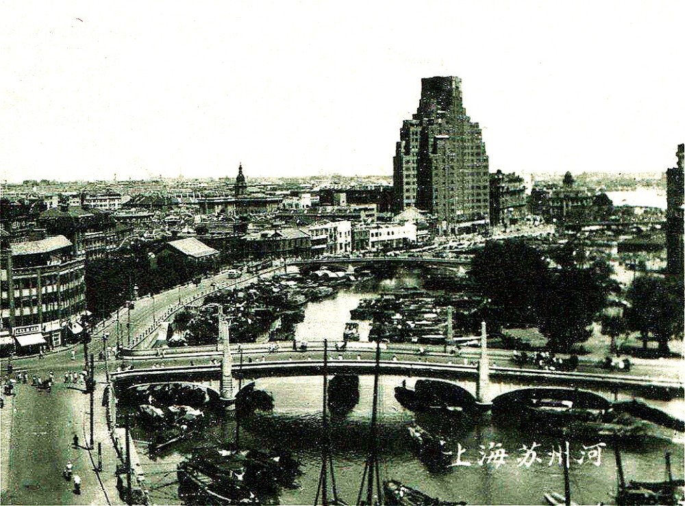 在上海滩英租界赫德路春平坊第七十六号,有一户有钱人家,大小姐黄慧如