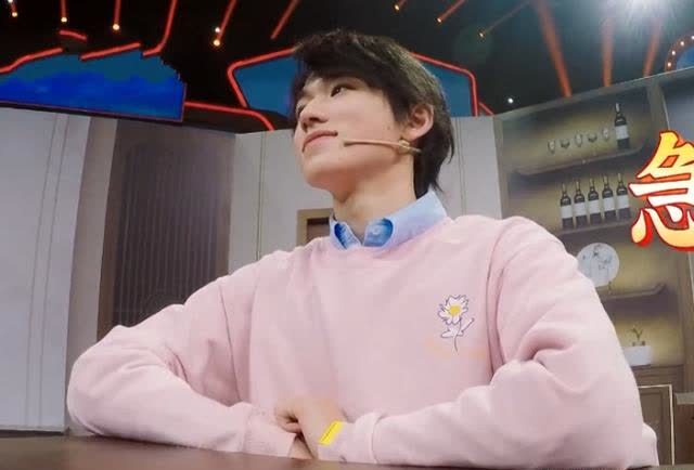 宋亚轩上课吃柚子,却意外带火了偷吃的"姿势",00后不敢模仿