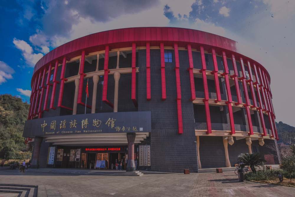 来到中国瑶族博物馆,我可以看到这个博物馆的设计十分独特:这栋建筑的