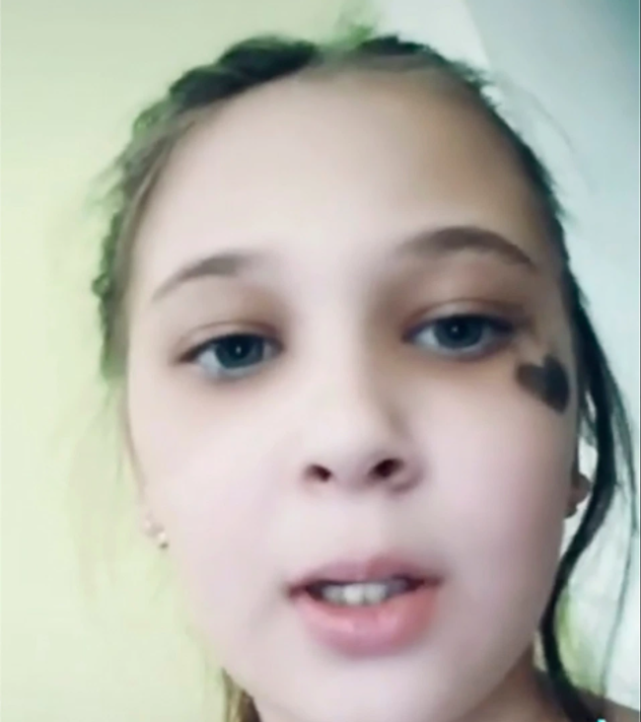 女孩在父亲外出购物后一个人待在位于俄罗斯外贝加尔边疆区首府赤塔市