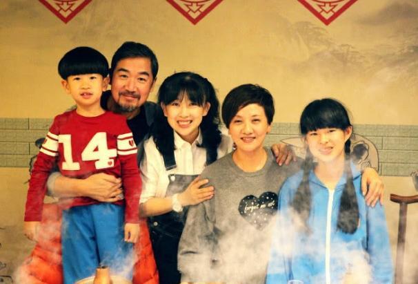 凤辣子邓婕为丈夫张国立终身未育年过半百却儿女双全