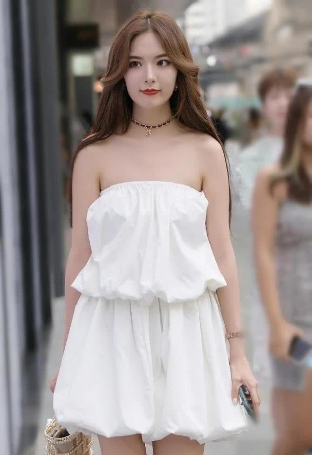 美女白色泡泡裙搭配尖头高跟鞋,清纯又甜美,好像明星唐嫣
