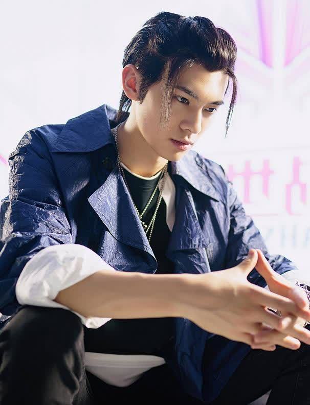 《青你3》里的光头梁森,有头发的样子曝光,男团门面担当!_腾讯新闻