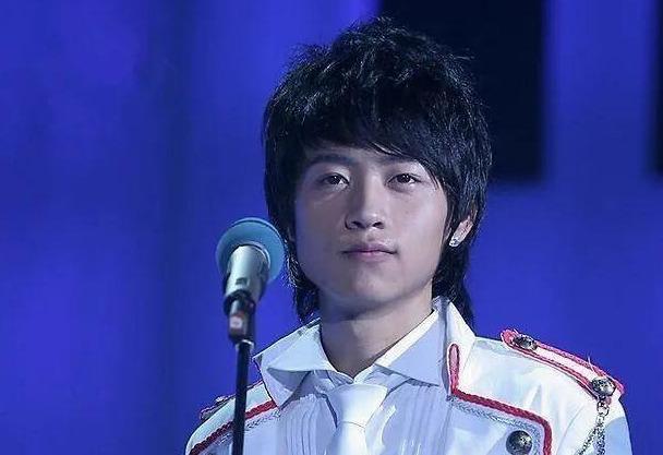 在影视方面也有不俗的表现,电影《匆匆那年》中魏晨饰演的乔燃一角大