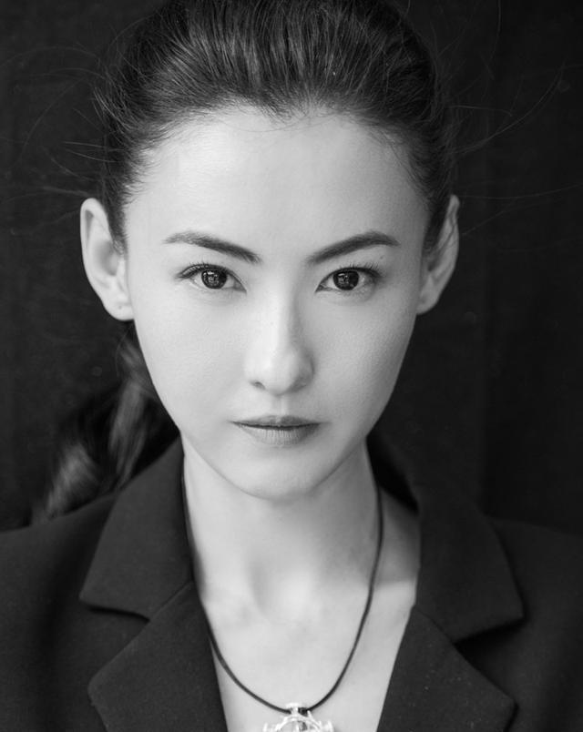 张柏芝已经41岁了,穿金色西装扎高马尾亮相,又美又飒太显年轻