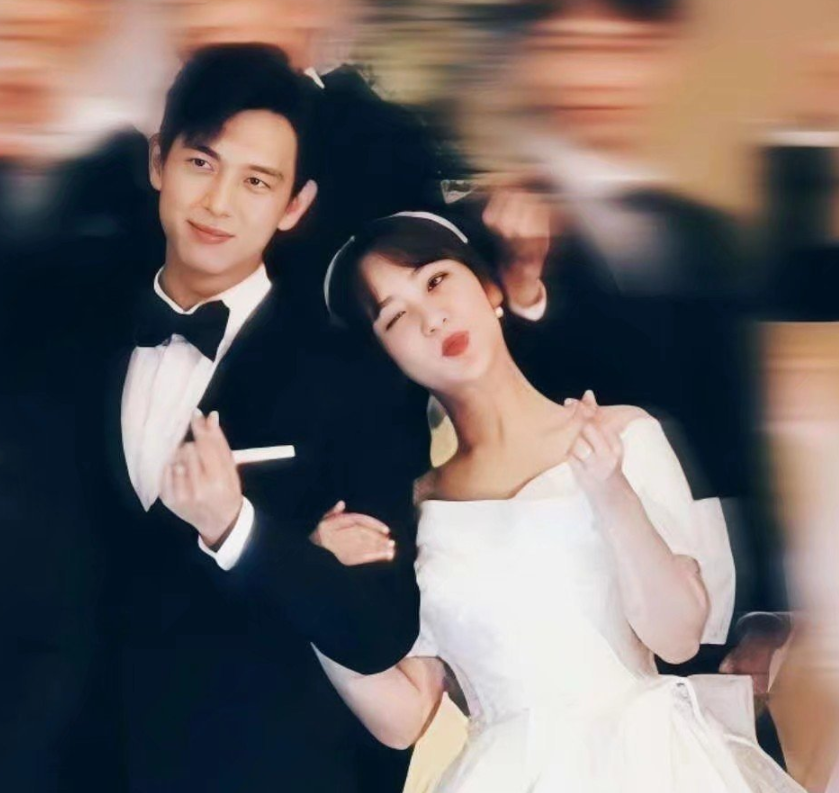童颜夫妇世纪婚礼来袭杨紫婚纱美上热搜李现眼神太宠溺啦