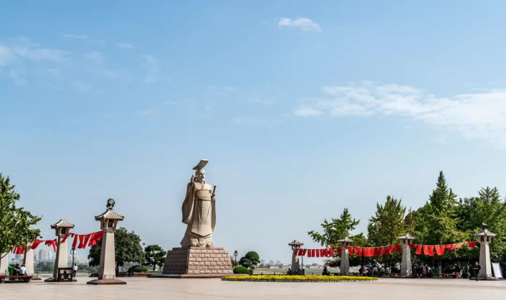 中閃爍光芒 在荊楚大地上競相綻放 百年觀音閣 矗立長江龍蟠磯之上