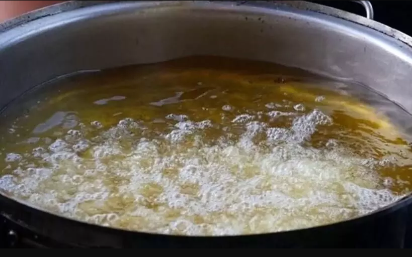 印度男子逼妻子从滚烫的油锅中徒手取硬币以证明她对自己忠贞