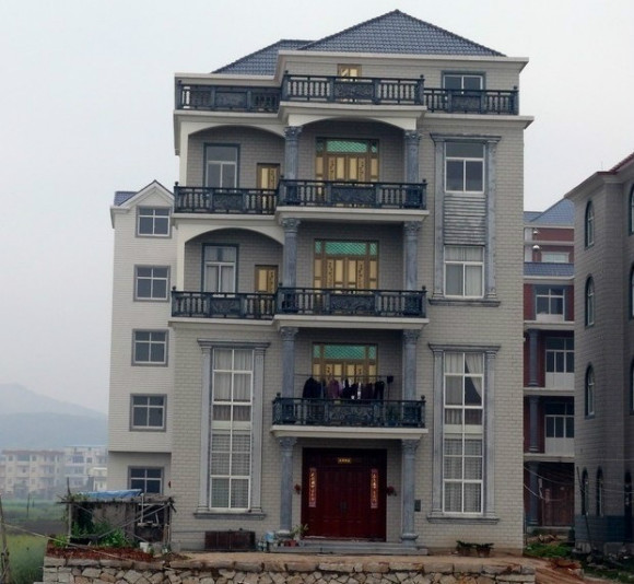 福建农村自建房攀比与浪费之风