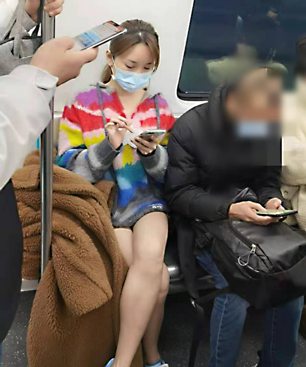 39岁金莎乘坐地铁被拍,一身靓丽打扮,女生怎样的穿衣打扮更安全?