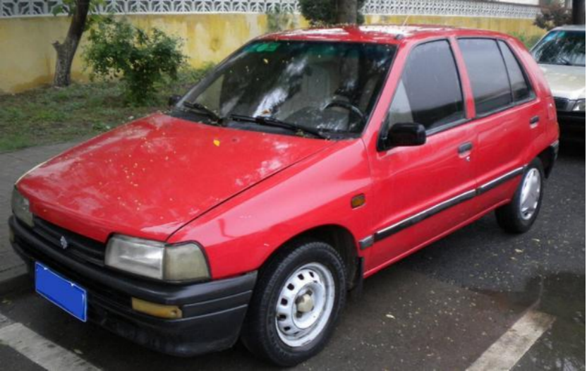 大发charade基本没区别,在当年简洁的前脸和车身线条,配上标志性的