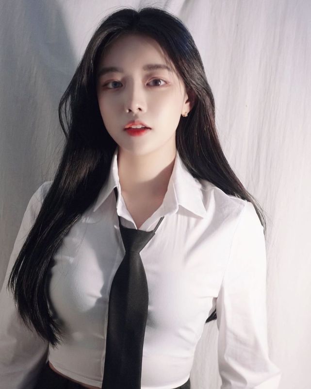 今天分享一位女神级天菜正妹,她那极品高颜值撩倒不少网友,近期更是