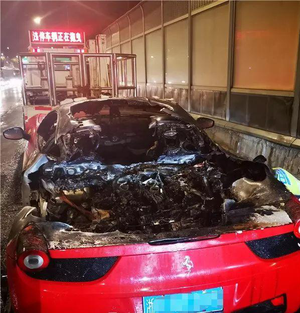 自燃甚至让车后的奥迪a8也被喷的满车灰