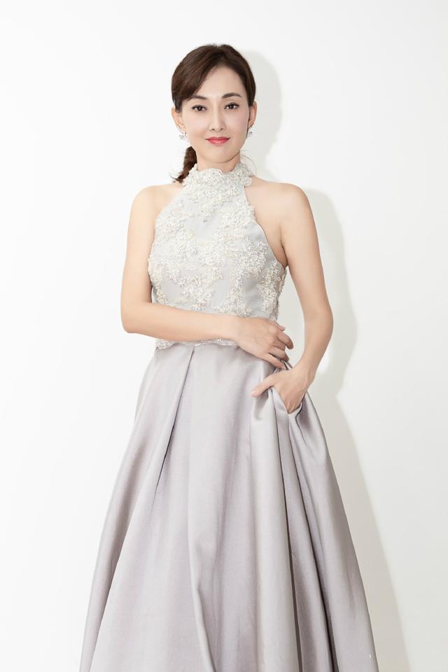 牛莉人老心可不老,礼裙大胆挑"开缝"的穿,47岁也豁得出去_腾讯新闻