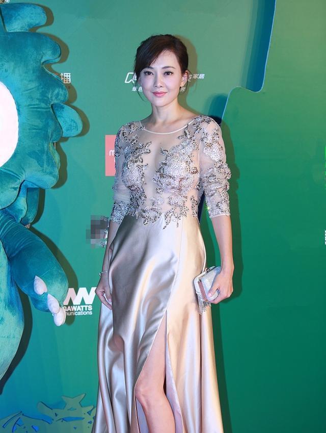 牛莉人老心可不老礼裙大胆挑开缝的穿47岁也豁得出去