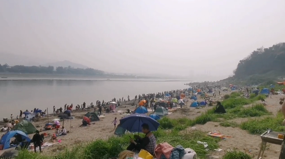 就牛欄壩這點條件,擱在其它地方,永遠都是不知名的野沙灘,而在重慶,就