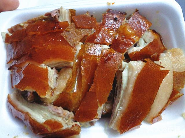 早期是雷州英利的最有名,最近二三十年,麻章区和开发区龙潮村的烧猪卖