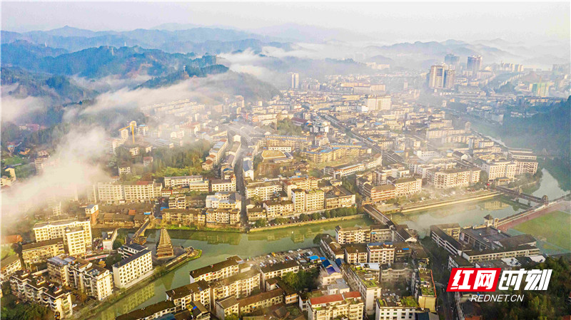 通道航拍早春山城穿越云海遇见你