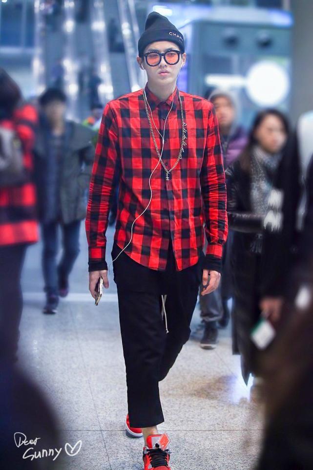 吴亦凡的下半身搭配的是一条黑色的休闲裤子,脚上一双红色系的休闲鞋