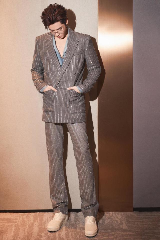 吴亦凡身穿亮钻西装出席颁奖典礼精致潇洒如同贵族少爷太绝了