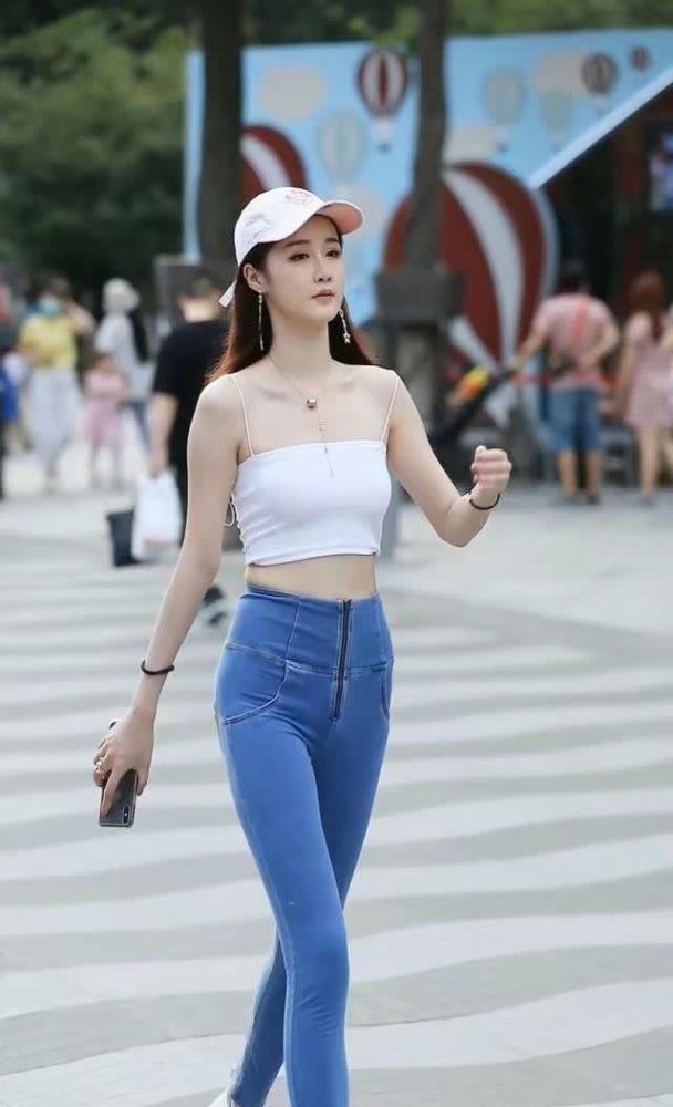 纤细的美女高有型简约的穿法美不胜收