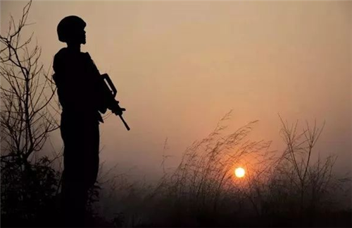 24年前2个哨兵站岗都是2把枪为何后来只剩一把教训太残酷