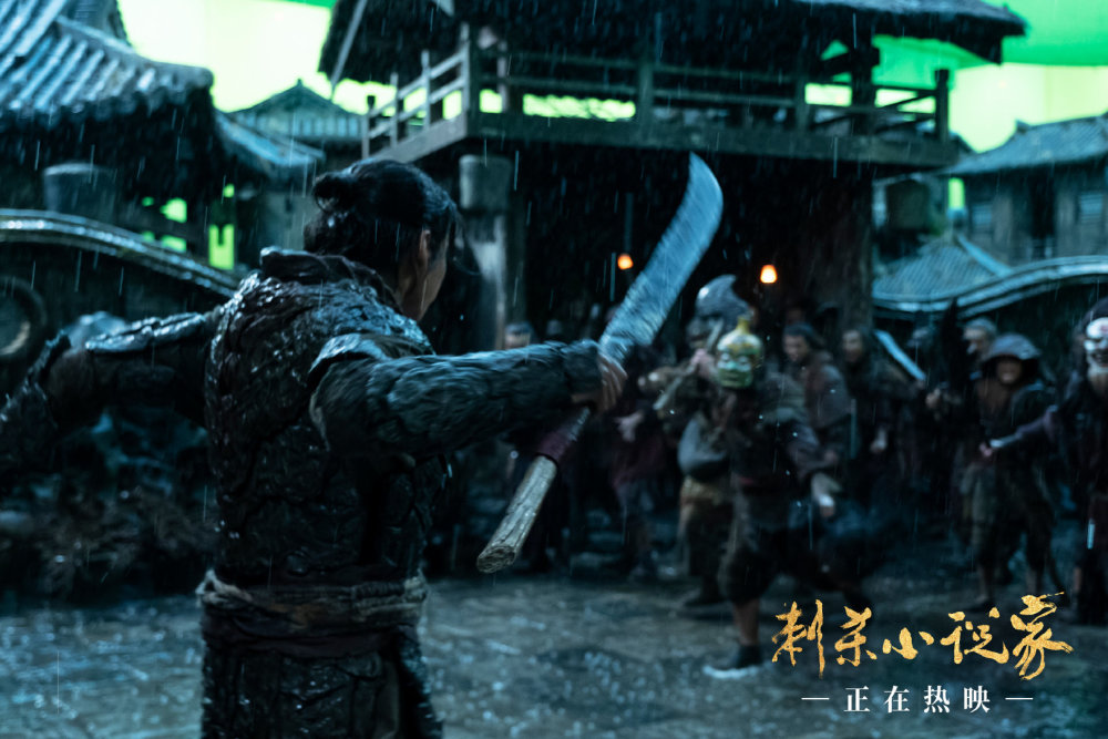 郭京飞扮演的黑甲原本吸血附身在董子健扮演的少年空文上,当空文和