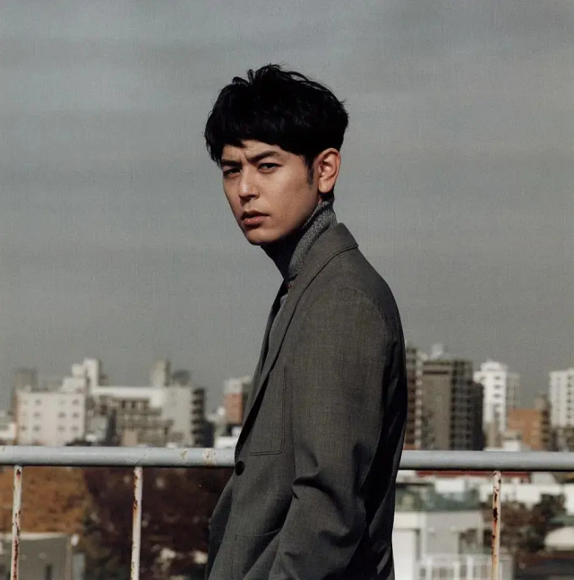 但和对电影打出差评不同的是,观众们对于片中"东京花蝴蝶"野田昊一角