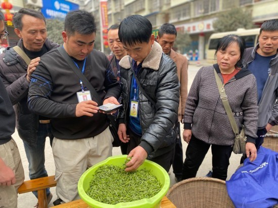 "2月22日下午5时30分许,在自贡荣县双古镇汇鑫广场茶叶交易市场,忙碌