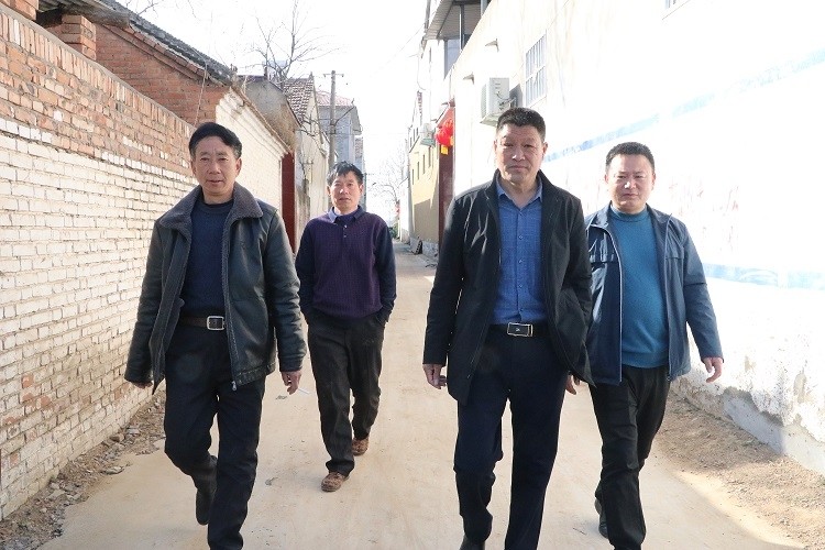 我们村里在外优秀代表徐高峰主动捐助两万元,资助村里修路