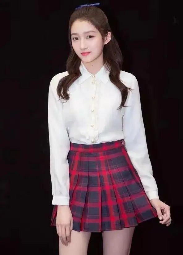 关晓彤底裤故意漏一角果然是磨人小妖精