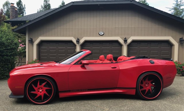 黑红色敞篷车的造型道奇挑战者迎接炙热的夏天