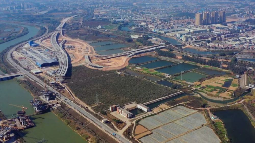 顺接河惠莞高速公路,经桥头镇,横沥镇,常平镇,东坑镇,大朗镇,松山湖