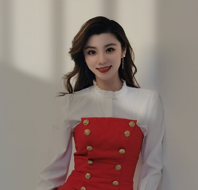 王牌女郎费费只是打酱油的多重身份曝光后此人不简单