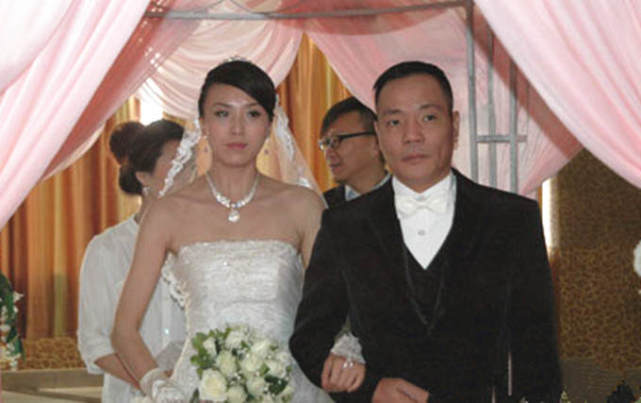 黄一山妻子气质好,程东小19岁娇妻打扮似小伙