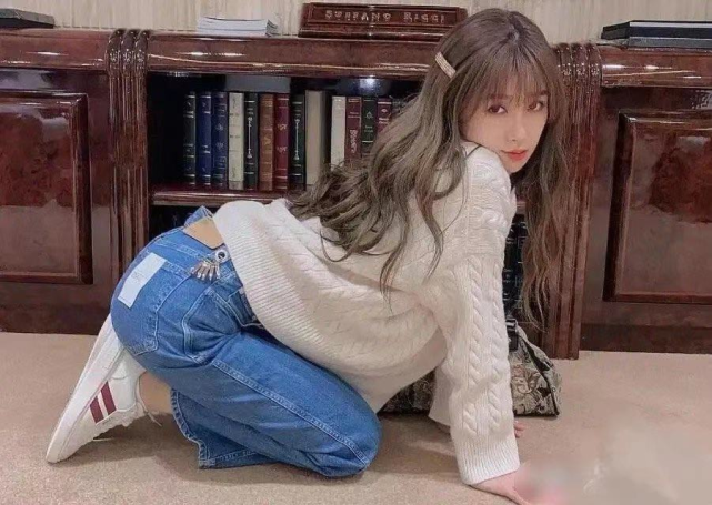 同样是下跪姿势,大家觉得谁表现最好呢?在评论区留下你的看法吧!