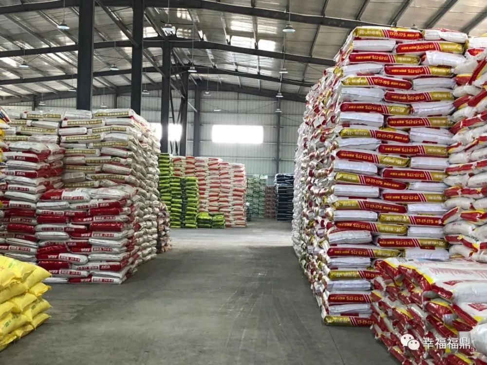 在福鼎市供销社鼎农农资有限公司的储备仓库里,化肥,农药等农用物资