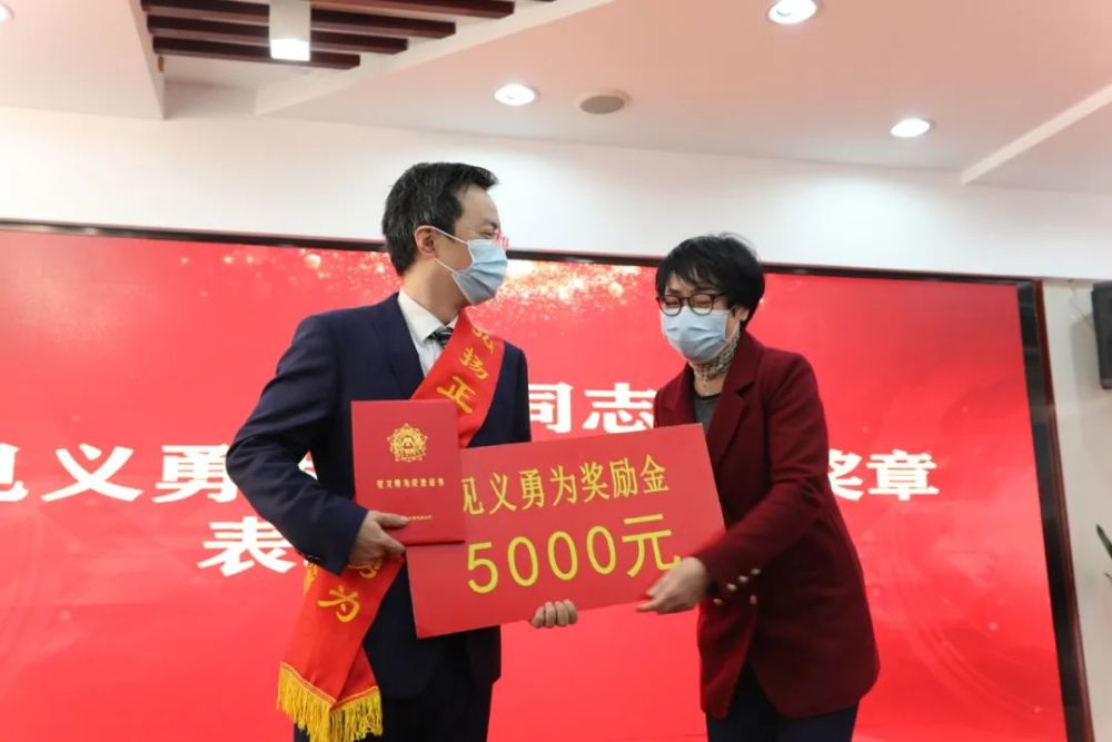 正能量|今天,这个救火不留名的"白衣战士"获奖啦!