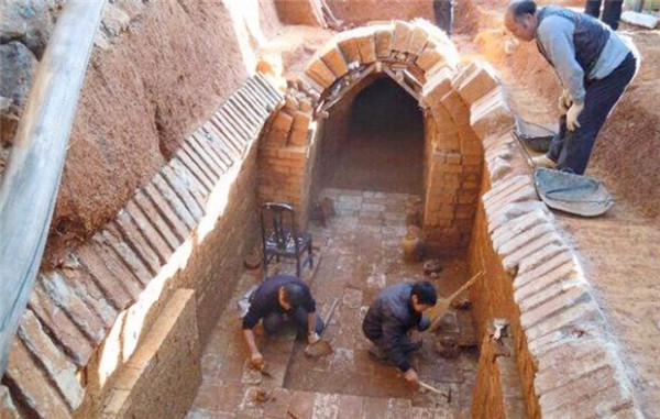 陕西出土宋朝机关墓专家进墓室后瞧见一对盖被睡觉的男女