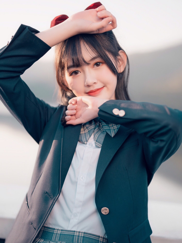 霸道学姐正在向你走来