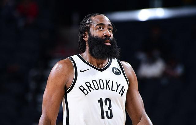 篮网大胜夜赛后:哈登创两纪录,底薪小将惊艳,三笔裁员三笔签约