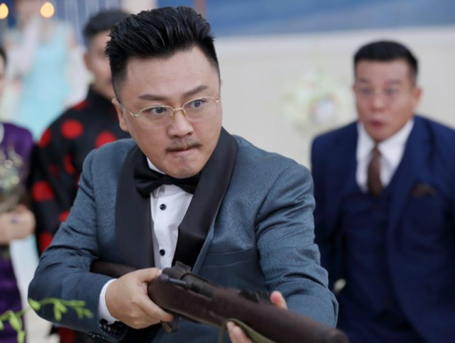 小桌子的真名叫薛亦伦,他的父亲也是一名演员,之所以想当演员,多多少