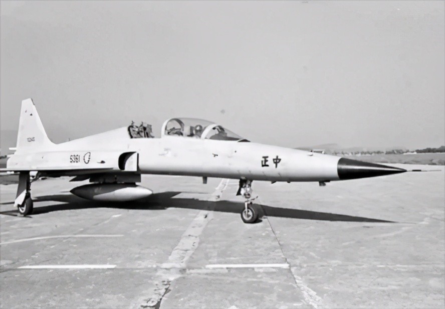 而黄植诚他除了所带来的政治影响力以外,他所驾驶的战斗机对于当时