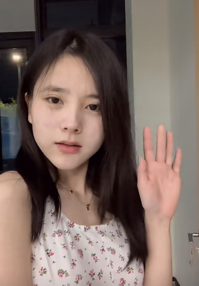 小霸宠真性情人设翻车直播展示出汗的腋窝用手触摸后