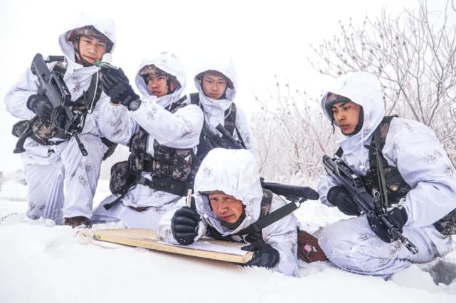 零下15邊疆官兵爬冰臥雪錘鍊血性虎氣