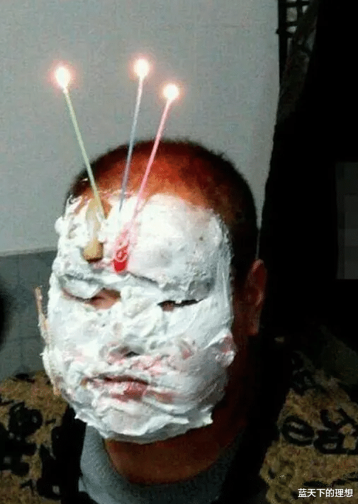 在我们这边前一年过生日,大家都会把蛋糕糊到过生日的朋友脸上或者是