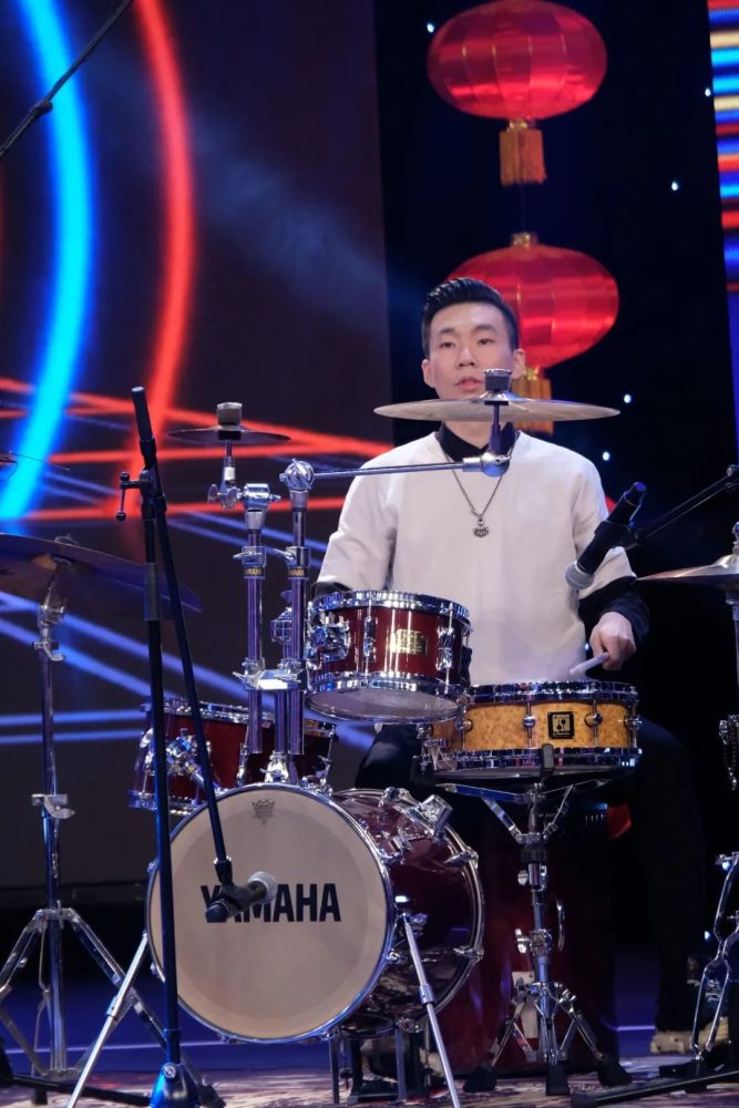 观众惊诧之余,子骞又摇身一变,以主唱身份和相声演员冯阳,刘芃,京剧